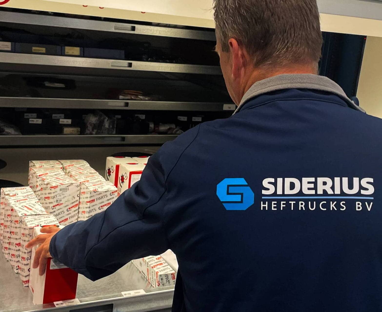 Originele heftruck onderdelen in nieuwe magazijn kast