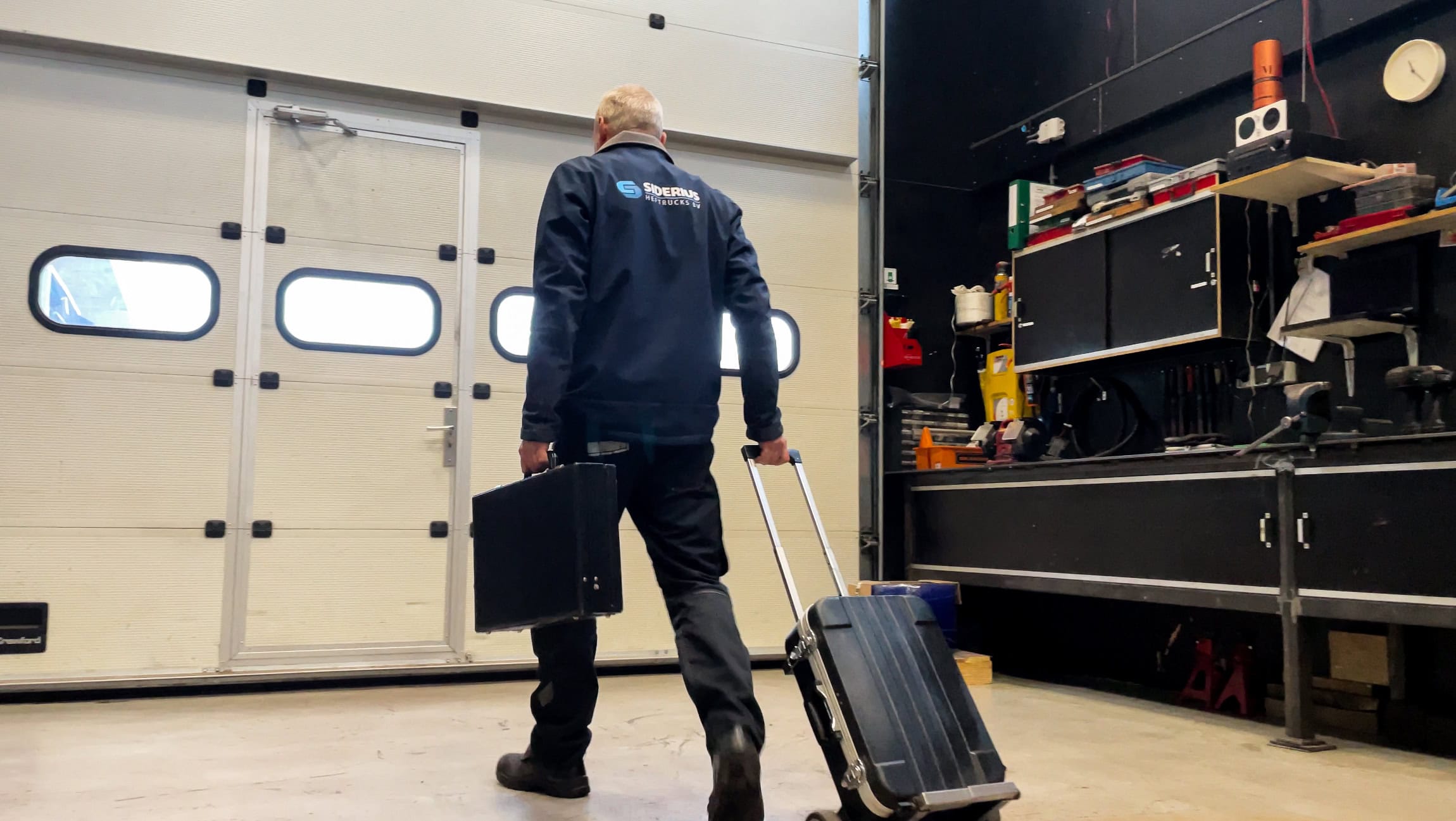 Service monteur klaar met de service van een heftruck_ Siderius Heftrucks