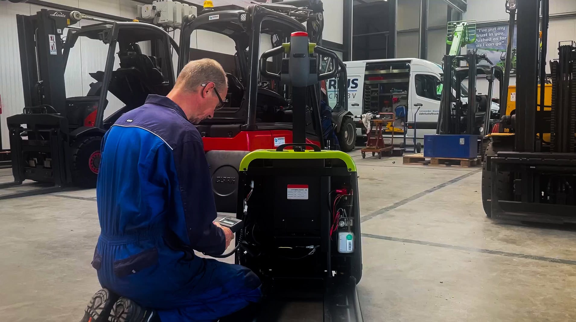 Onderhoud en service aan heftruck in werkplaats Leeuwarden Siderius Heftrucks