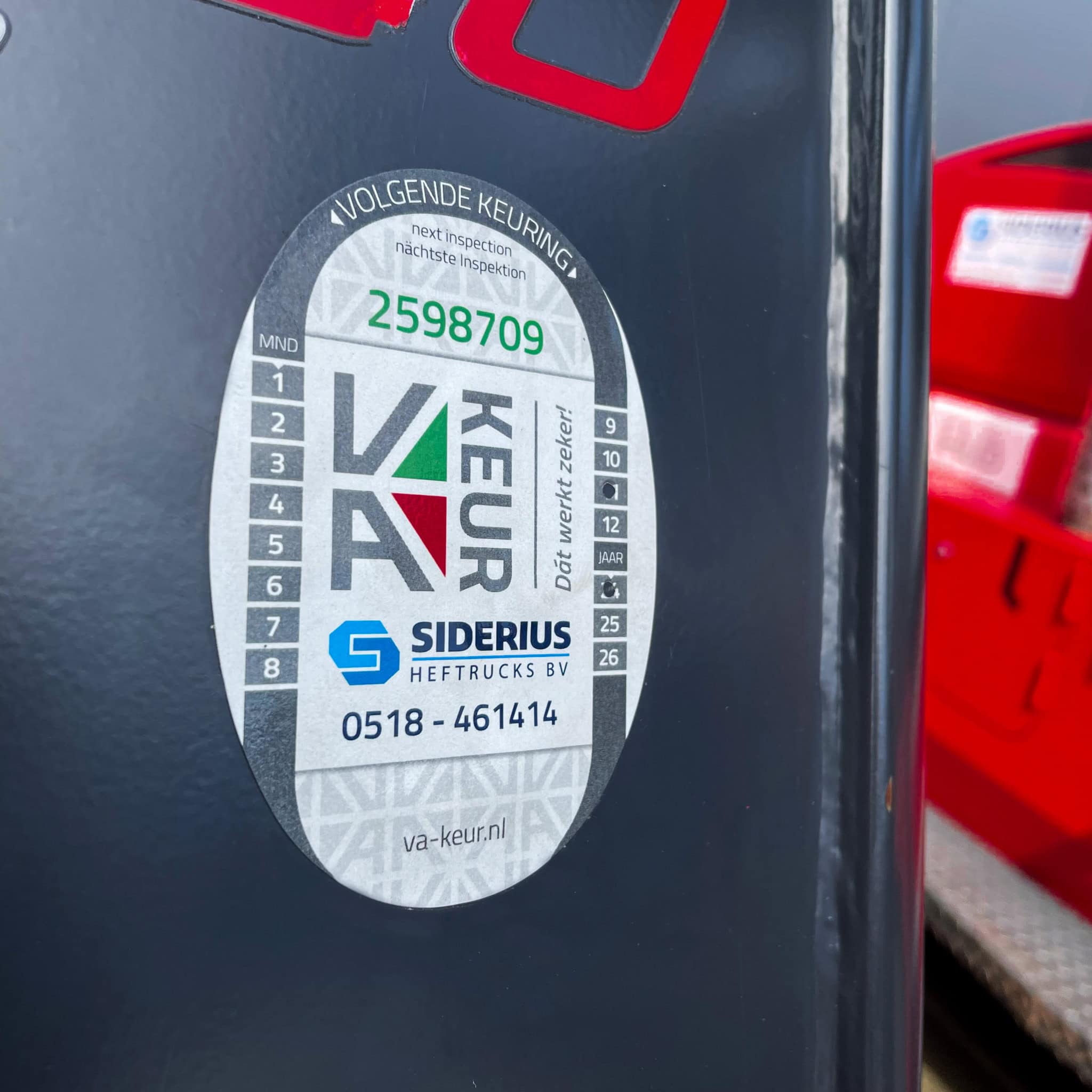Va keur sticker voor de periodieke veiligheidskeuringen na het kopen van een heftruck bij Siderius Heftrucks